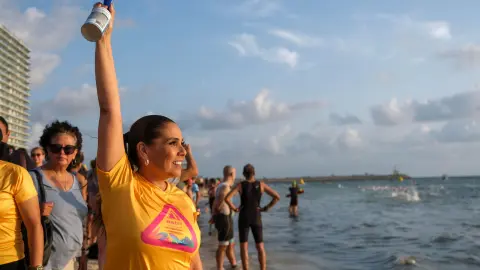 La gobernadora Mara Lezama dio el banderazo de salida a los competidores del “Triatlón Astri Cancún 2024".