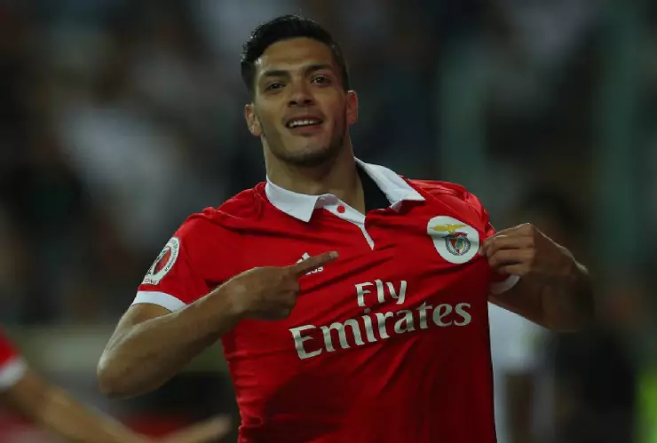Raúl Jiménez celebrando su gol con Benfica