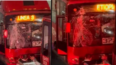 Personas lesionadas tras choque de Metrobús en el bajo el puente de Xola en alcaldía Benito Juárez