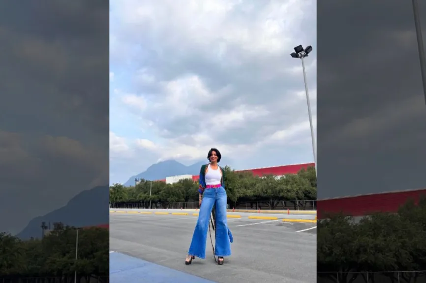 Ángela Aguilar posando.jpg
