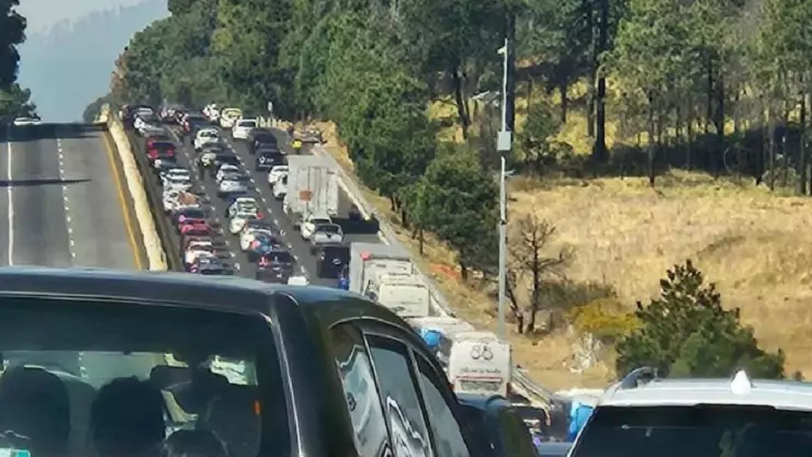 Reportan filas kilométricas en las autopistas de México por vacaciones de Semana Santa