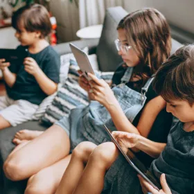 Niños en pantallas.jpg