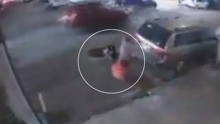 VIDEO: Mujer cae en una alcantarilla sin tapa en la CDMX