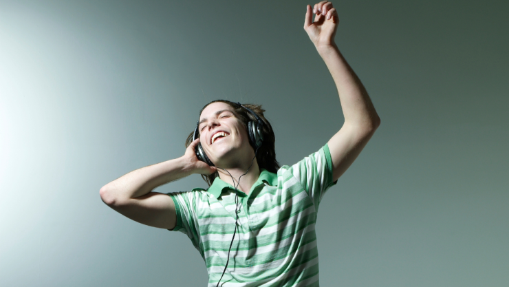 Volumen recomendado para escuchar música con audífonos sin dañar tus oídos