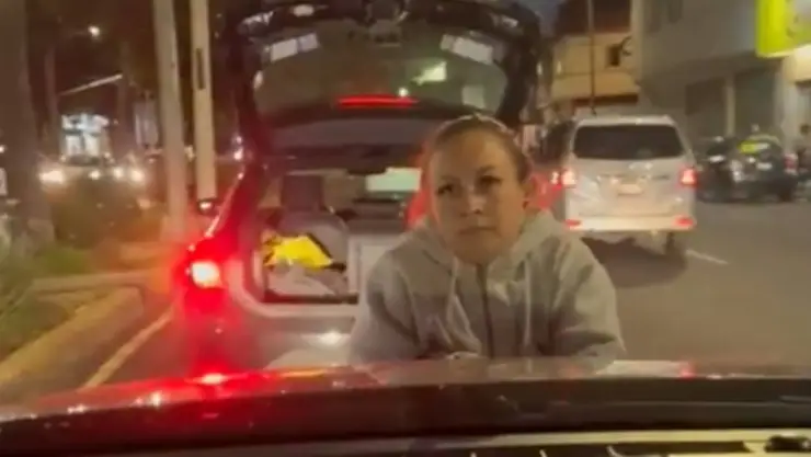 Mujer sale de la cajuela y finge que la atropellan.jpg