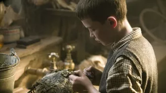 Escena de la película ‘Mi Mascota es un Monstruo’ (The Water Horse: Legend Of The Deep) con Alex Etel como Angus MacMorrow por Azteca 7.