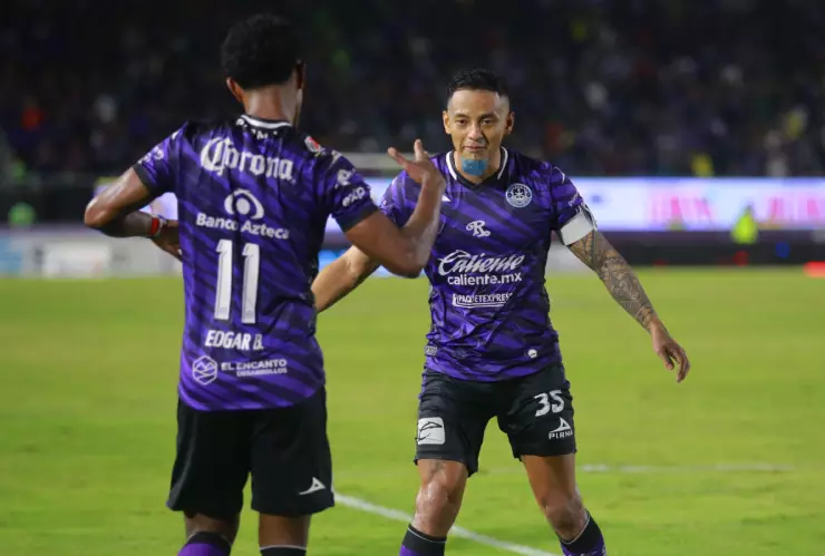 Jugadores de Mazatlán celebran un gol