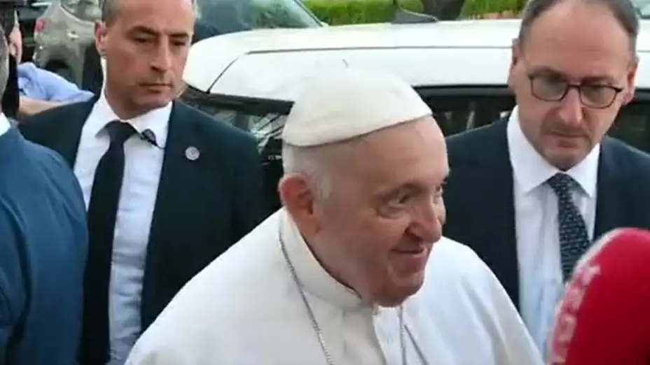 El papa Francisco sale del hospital Gemelli de Roma