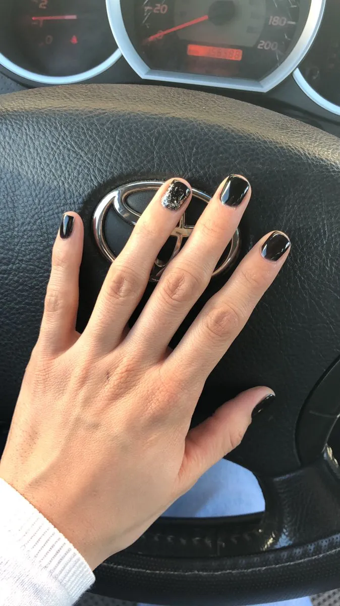 11 diseños de uñas negras con brillos para usar en natación o cualquier otro deporte: duran mucho