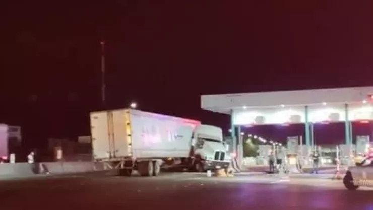 Tráiler choca en caseta de la México-Querétaro Palmillas 7 de noviembre 2024