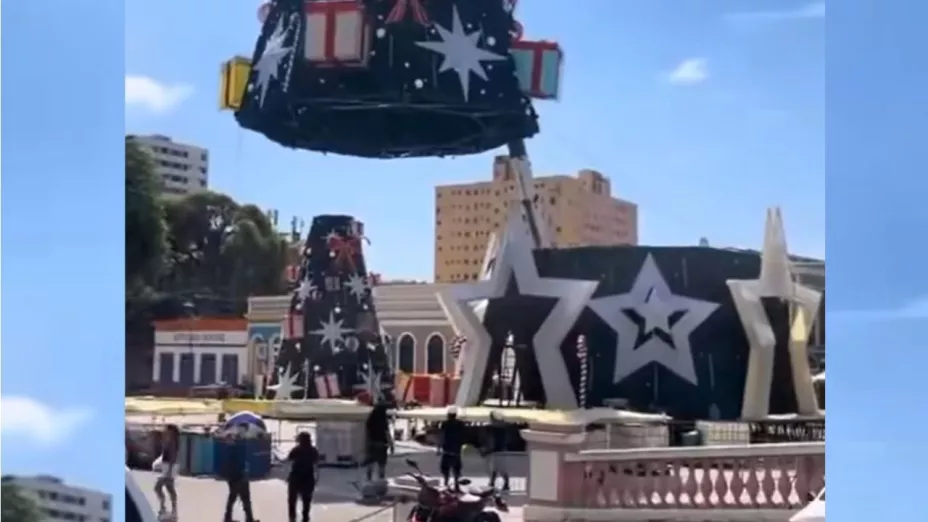 Hombre muere aplastado por grúa mientras instalaban árbol de Navidad.jpg