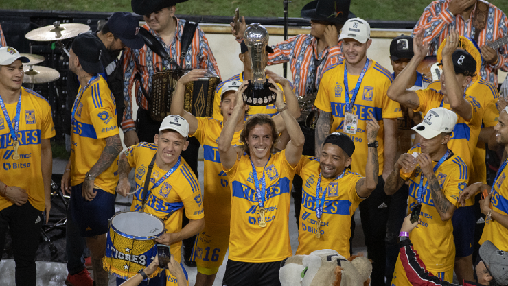 Jugadores de Tigres celebran en el Estadio Universitario