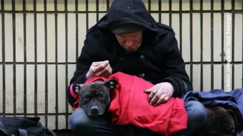 Llora al recibir regalo de hombre en situación de calle. (VIDEO)