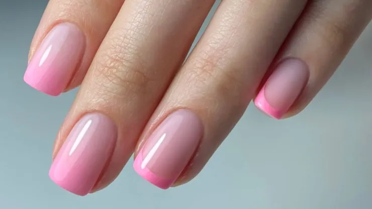 uñas francesas modernas para mujeres de 50