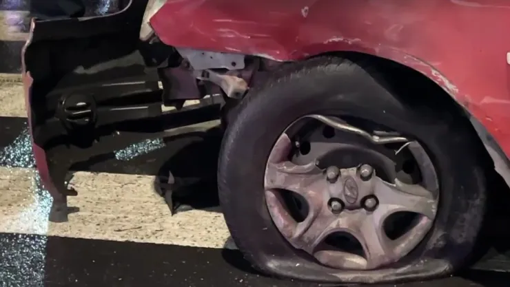 Exceso de velocidad provoca aparatosa volcadura de tres vehículos en Azcapotzalco.