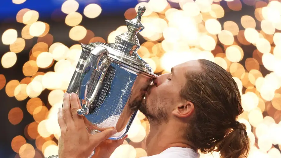 Alexander Zverev besa el trofeo de campeón del US Open tras derrotar a Ben Shelton.
