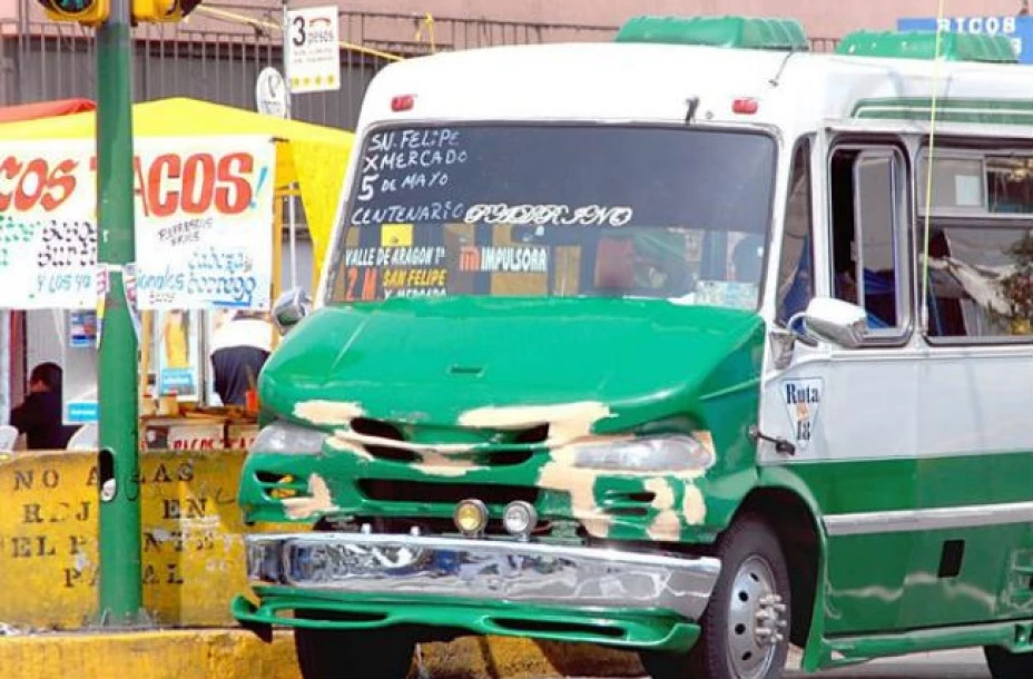 Microbuseros de la ruta 57 bloquearon la avenida Barranca del muerto, inconformes con el operativo “pasajero seguro”