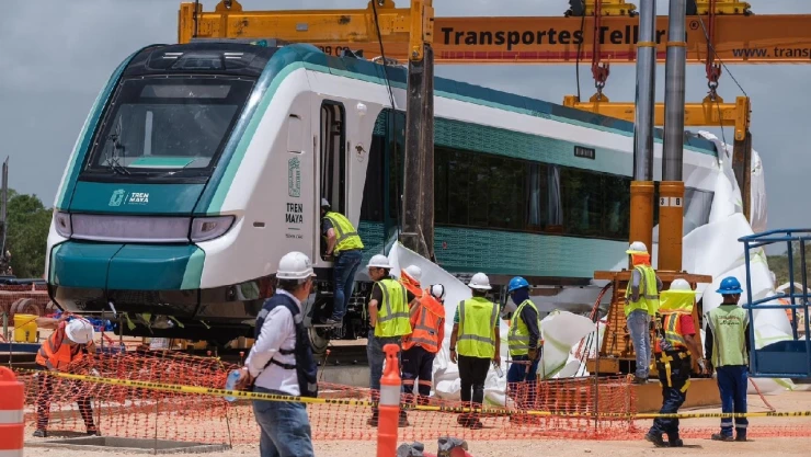 Mara Lezama y AMLO dan banderazo para recibir vagón del Tren Maya en Cancún