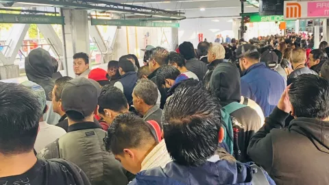 Metro CDMX y Metrobús registran alta afluencia de usuarios y retrasos