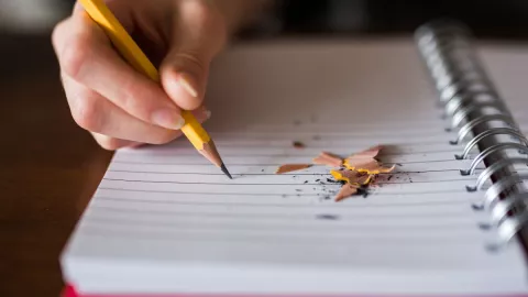 Acusan a profesor de matar a golpes a alumno por error ortográfico.