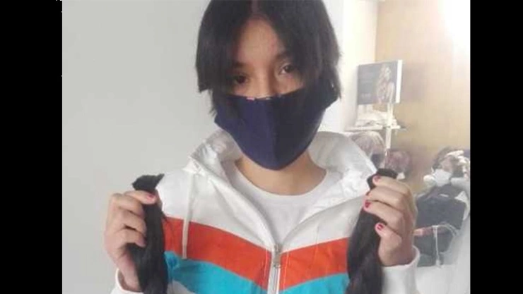 Ana Paola de 16 años decidió vender su cabello a través de redes sociales para poder adquirir un tanque de oxígeno para su abuelo que padece COVID-19.