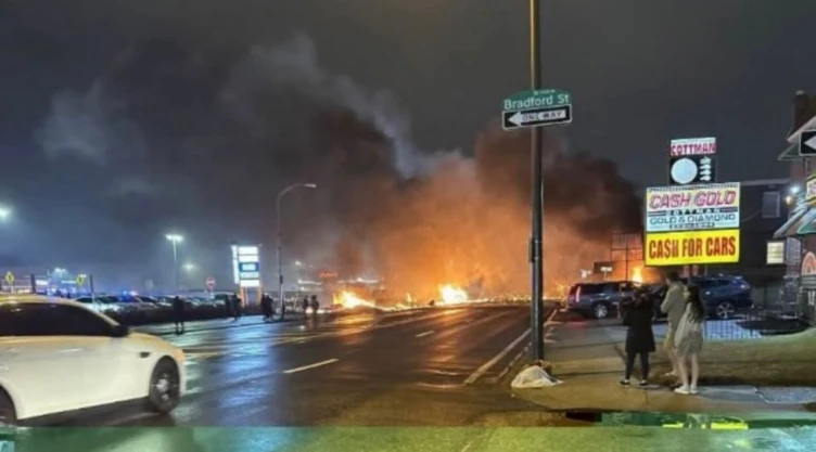 Un avión pequeño se estrelló en Filadelfia, causando una explosión e incendio en varias casas.