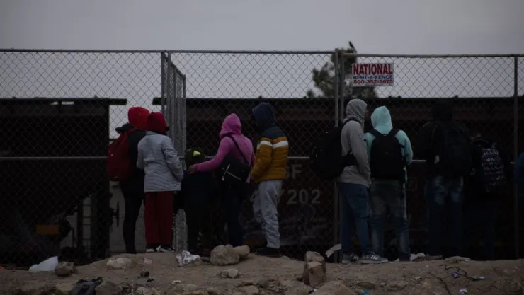 Migrantes esperan en la frontera con Estados Unidos.