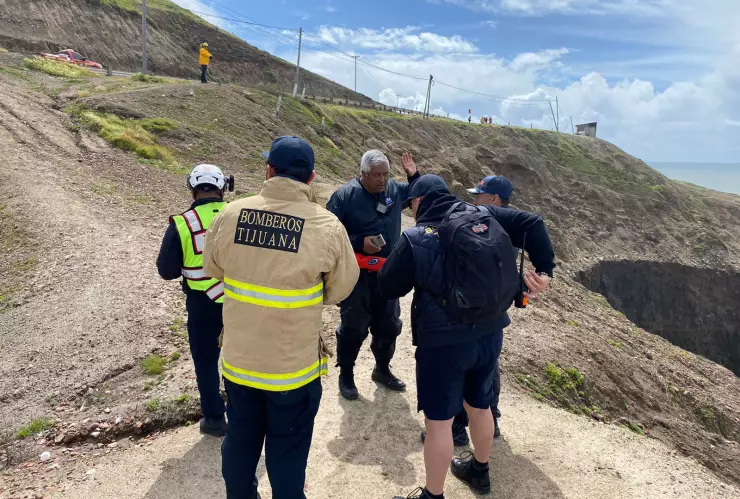 Bomberos en Playas de Tijuana en el rescate de joven desaparecido