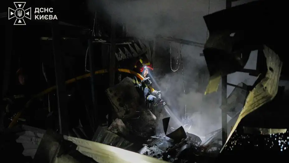 Bomberos apagan un incendio tras un ataque ruso con misiles en Kiev, Ucrania.