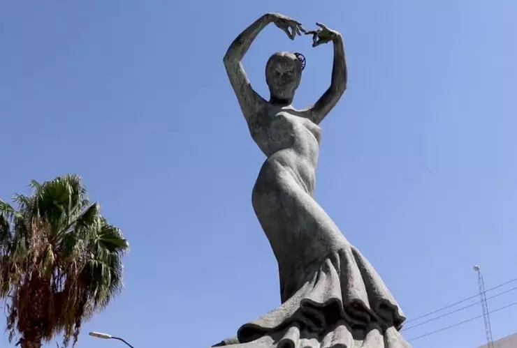 Estatua de Pilar Rioja Torreón quién fue la bailarina lagunera.jpg