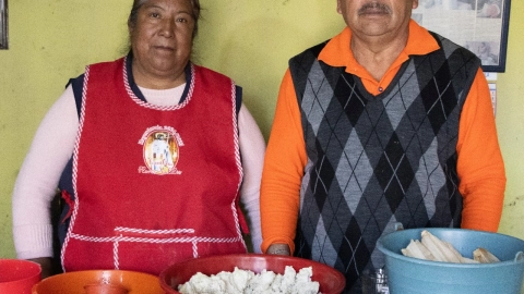 Doña Lorenza empieza a cocinar las salsas verde y roja.