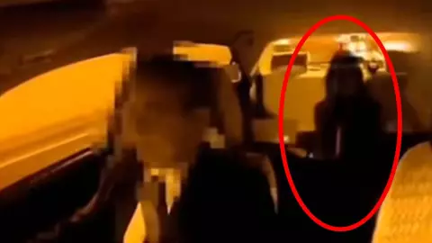 Fantasma de mujer en taxi