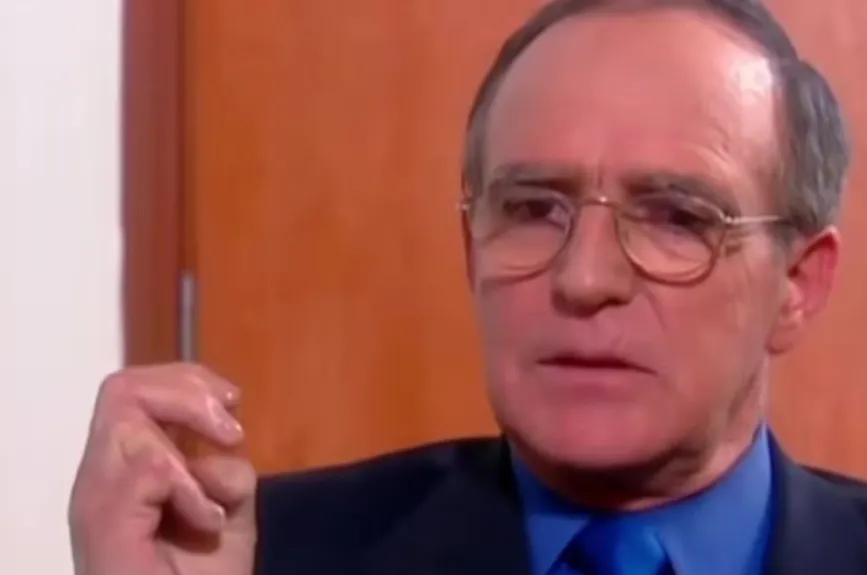 Kepa Amuchastegui, reconocido actor colombiano, interpretó a Roberto Mendoza en Yo soy Betty, la fea. Falleció el 27 de mayo de 2025 a los 84 años debido a un cáncer de vejiga. Su partida fue lamentada por muchos, recordándolo como un querido actor, dramaturgo y ser humano.