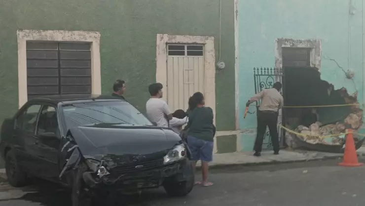 Fuerte accidente automovilístico provoca severos daños materiales