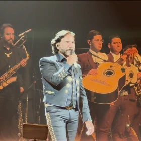 Alejandro Fernández hace vibrar Las Vegas con su tradicional concierto patrio