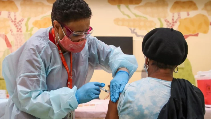 enfermera vacuna persona covid-19