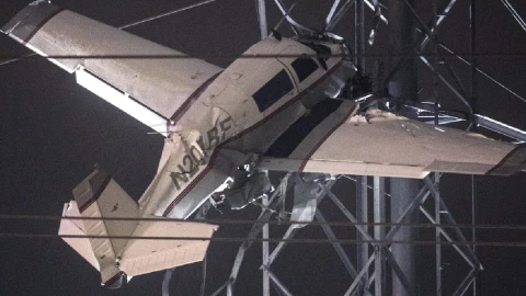 Avioneta choca contra torre de luz