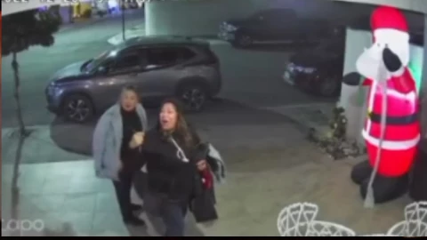 Mujeres piden posada en casa equivocada.