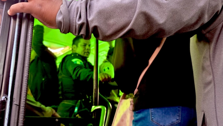 Pasajero salta de autobús