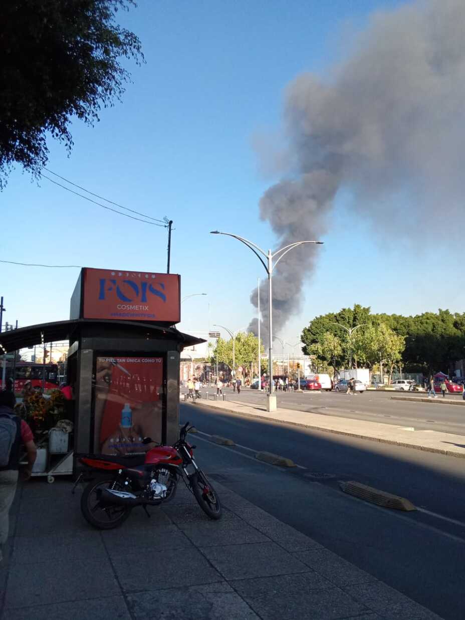 Incendio en fábrica de zapatos en el área de la Lagunilla de la Ciudad de México