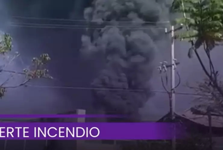 ¡ÚLTIMA HORA! Se propagan las llamas por incendio de una fábrica en la colonia San Carlos