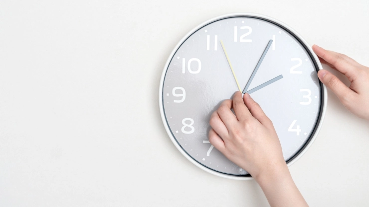 Persona ajusta reloj de pared