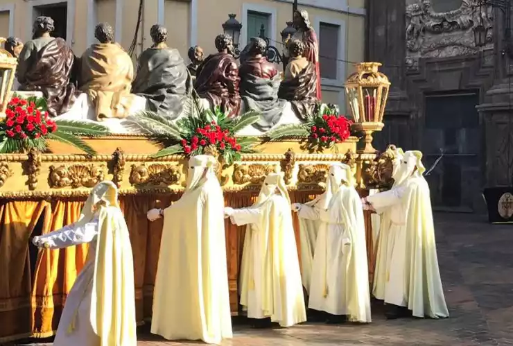 miembros hermandad desfilan