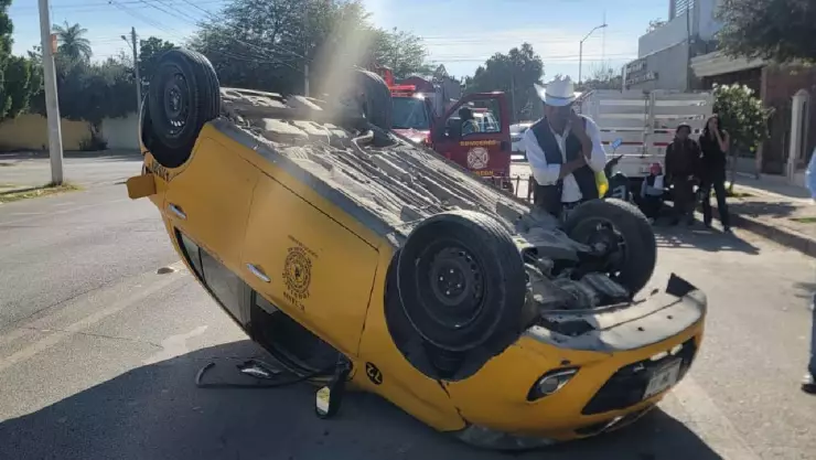 Volcadura-de-taxi-primer-accidente-vial-de-Torreón.jpg