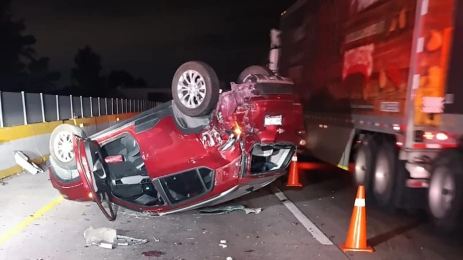 Auto queda DESTROZADO tras volcar sobre la autopista México-Puebla hoy