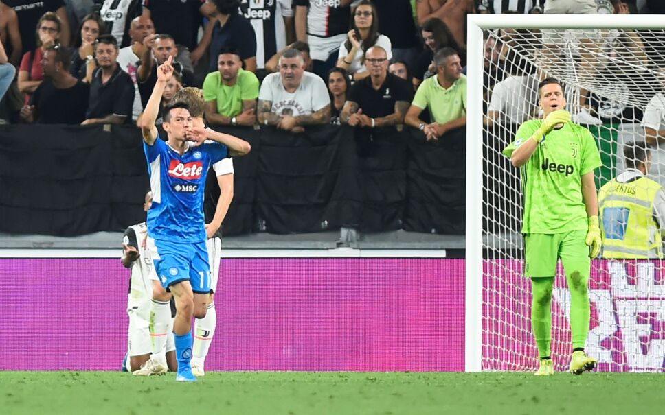 El jugador mexicano Hirving “Chucky” Lozano celebra tras anotar gol en su debut con el Napoli este sábado 31 de agosto del 2019. Imagen: Reuters
