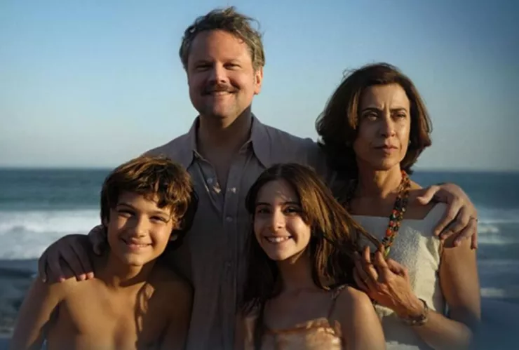 Fernanda Torres nació el 15 de septiembre de 1965 en Río de Janeiro, Brasil, en una familia profundamente vinculada al mundo del espectáculo. Es hija de la reconocida actriz Fernanda Montenegro y del actor Fernando Torres, lo que le permitió crecer inmersa en el arte desde temprana edad.
Crédito: Sony Pictures