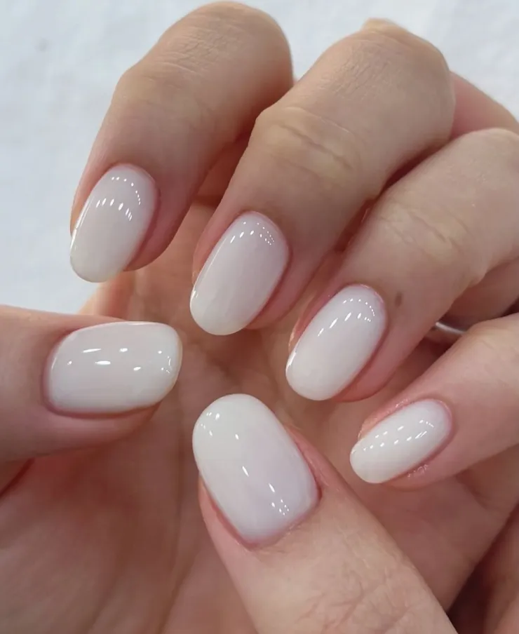 7 diseños elegantes de manicura rubber: es perfecto para uñas quebradizas