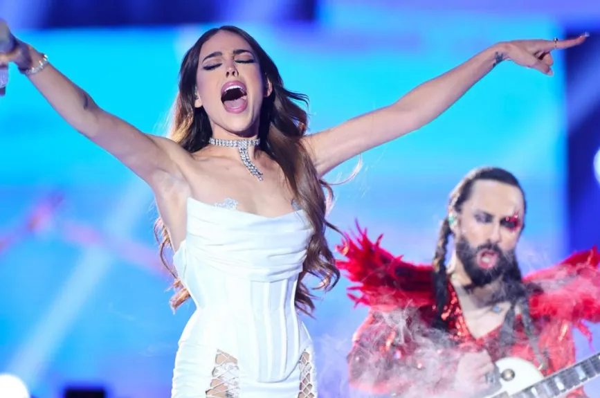 Danna Paola cantando.jpg