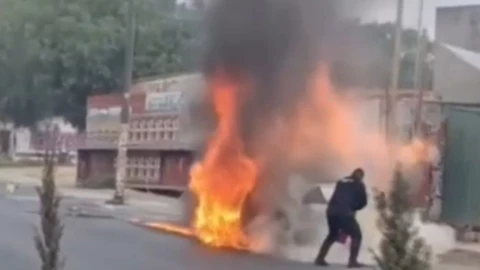 rescatan-a-conductor-auto-en-llamas-en-chimalhuacan-edomex-cortocircuito